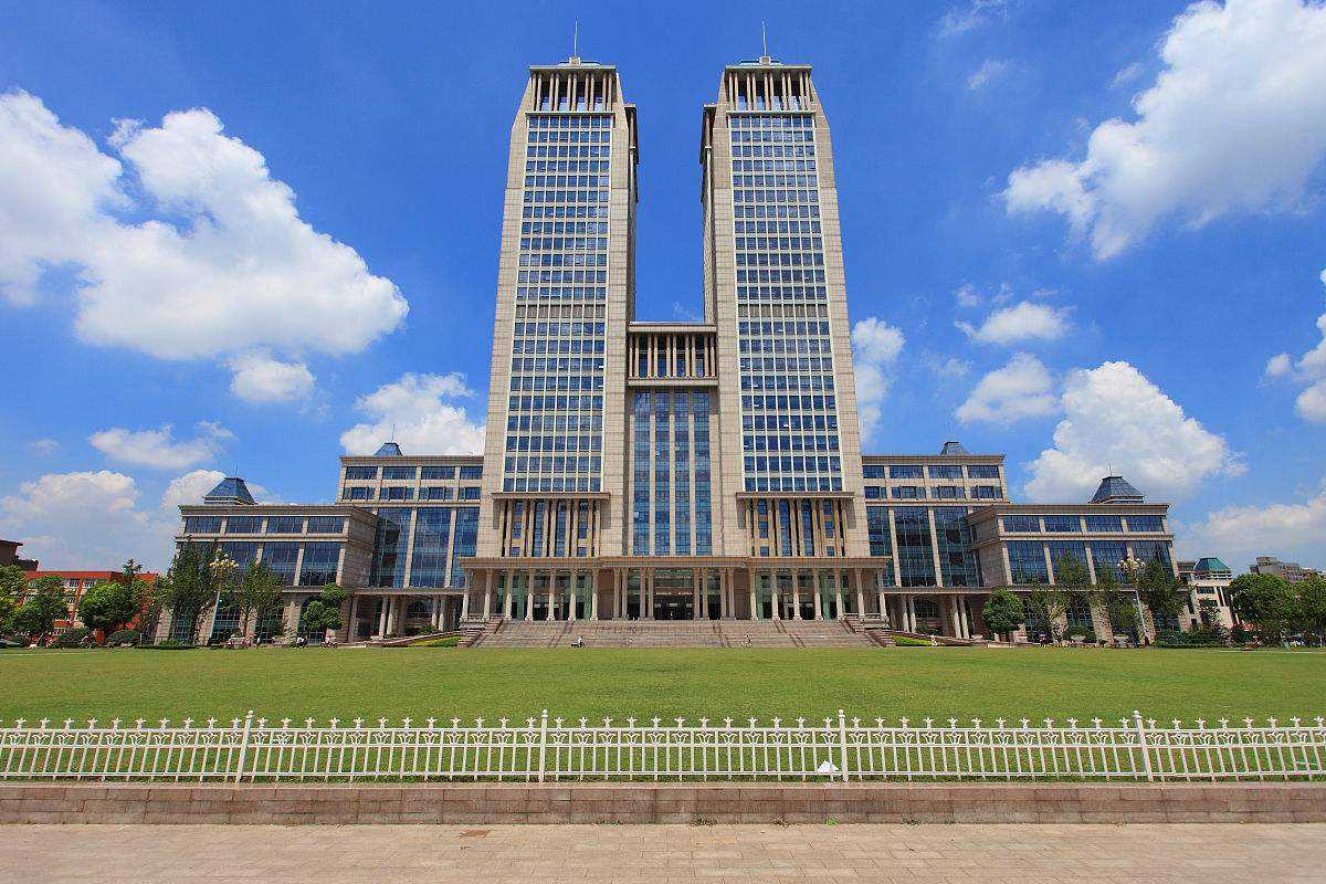 上海政法学院是985还是211 法学研究生好考吗