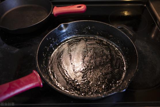 铁锅内壁上的黑垢怎样去除 炒锅下面黑色的东西怎么去除